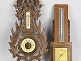 une horloge et un thermomètre placés l'un à côté de l'autre