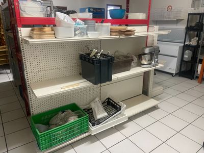 une étagère de la cuisine sur laquelle sont posés de nombreux objets