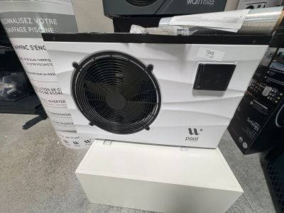 une boîte blanche surmontée d'un ventilateur noir