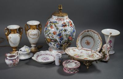 Lot comprenant vase monté en lampe (H. 30 cm), vases d'église en porce - Photo 1