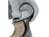 une sculpture en pierre représentant un homme avec un croissant de lune sur la tête