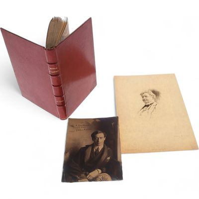 un livre ouvert sur lequel figure l'image d'un homme en costume et un livre sur lequel figure l'image d'un homme en costume