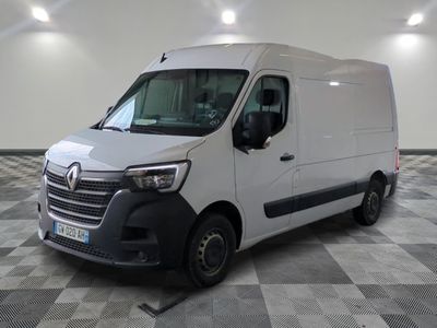 la photo d'une camionnette blanche garée dans une pièce