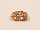 Gros plan sur une bague en or ornée de diamants
