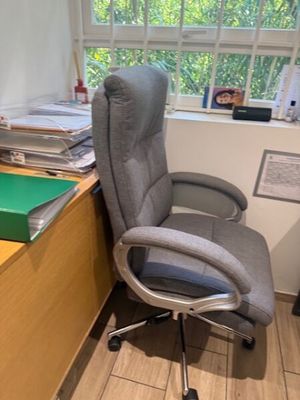 un bureau avec une chaise et un ordinateur dessus