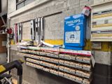 une boîte bleue posée sur une étagère devant un immeuble