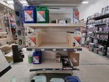 un rayon au milieu d'un magasin proposant différents types de produits d'entretien