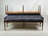 une photo représentant un ensemble de trois bancs en bois avec des coussins rembourrés bleus