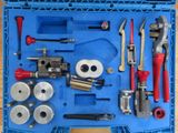 une boîte bleue contenant des outils, posée sur une table