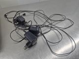 beaucoup de fils et de prises sur une surface métallique