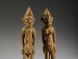 une paire de figurines en bois représentant un homme et une femme