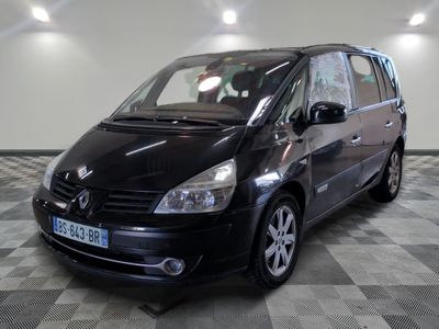 la photo d'une camionnette noire garée dans un garage