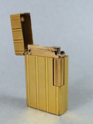 un briquet en or posé sur une table