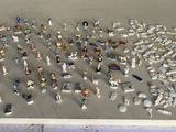 tout un tas de petites figurines posées sur une table