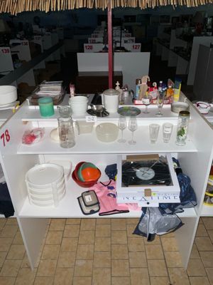 une table sur laquelle sont posés tout un tas d'assiettes et de tasses