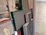 une pile d'objets hétéroclites dans un garage