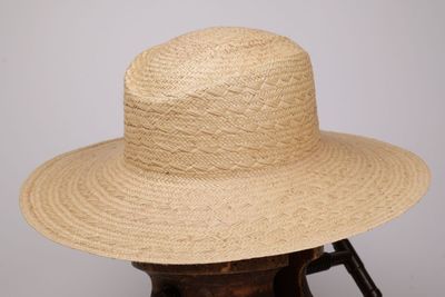 une image représentant un chapeau de paille sur une tête de mannequin
