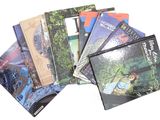 un grand nombre de livres posés sur une table