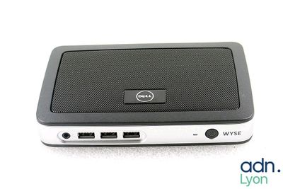 l'arrière d'un ordinateur portable Dell doté d'un capot noir et blanc