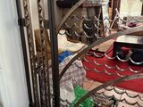 un portail métallique ouvert donnant sur un salon