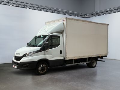 un camion blanc garé à l'intérieur d'un bâtiment