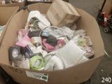 une boîte en carton remplie d'articles assortis dans un entrepôt