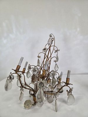 un lustre auquel sont suspendus de nombreux cristaux