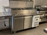 une grande cuisine équipée d'appareils électroménagers en acier inoxydable
