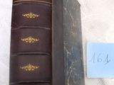 un livre posé sur une table, sur lequel se trouve un mot