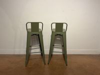 TOLIX. Paire de tabouret avec petit dossier vert kaki. (photo 2)