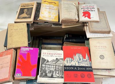 un grand nombre de livres empilés les uns sur les autres