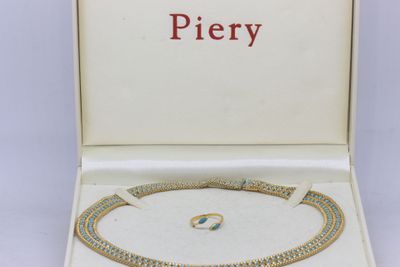 une boîte contenant un collier et une bague