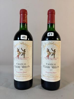 deux bouteilles de vin posées sur une table l'une à côté de l'autre