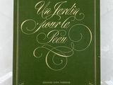 un livre vert posé sur une table blanche