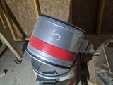 un pot en métal posé sur une palette en bois