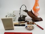 de nombreux objets posés ensemble sur la table