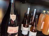 Des bouteilles de vin sont alignées sur une étagère dans une cave à vin