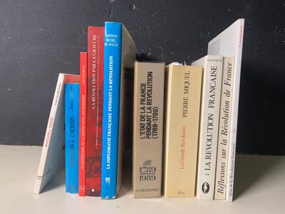plusieurs livres sont empilés sur une table