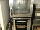 un four argenté situé dans une cuisine, à côté d'une cuisinière