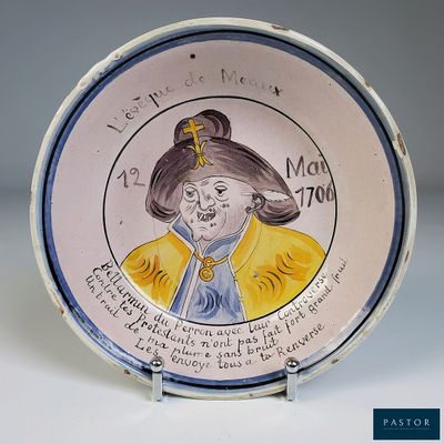 une assiette avec la photo d'une femme dessus