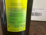une bouteille de vin posée sur une table