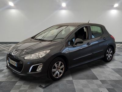 la voiture grise est garée sur un sol en damier dans le garage