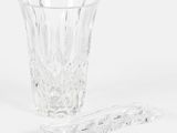 un verre transparent avec une brosse à dents à côté