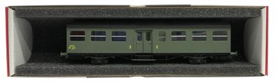 un petit train dans une boîte posée sur une surface blanche
