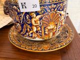 une tasse et une soucoupe posées sur une table, avec une étiquette de prix dessus