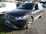 La Volkswagen Tiguan est garée sur un parking aux côtés d'autres voitures