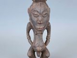 un gros plan sur une petite statue représentant une personne avec une tête