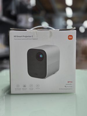 une photo représentant le boîtier d'un projecteur connecté posé sur une table