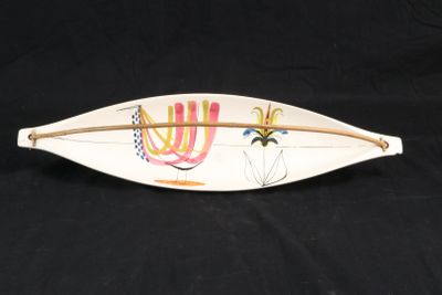 un bateau blanc en forme de poisson sur fond noir