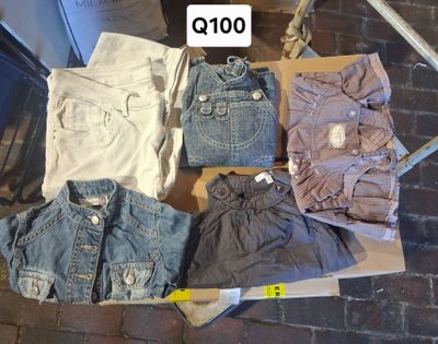 un tas de vêtements posés sur une table